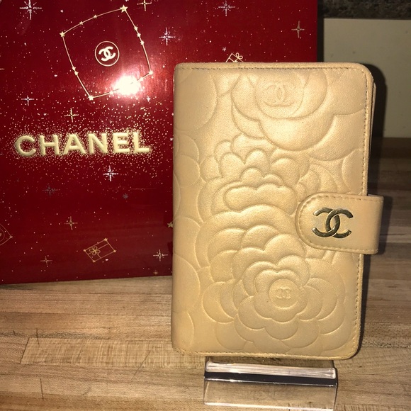 Chanel Gold Iridesent Camelia wallet w zipped up coin compartment. Gold hardware - Picture 1 of 8